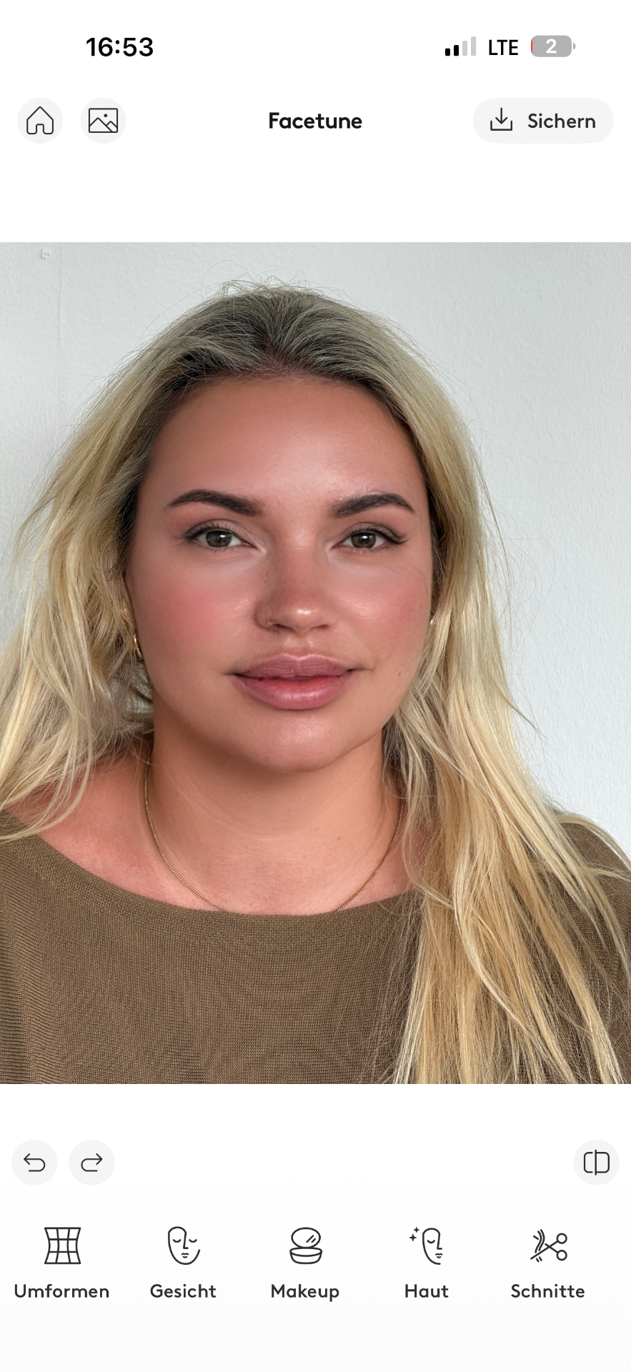 Natürliches Make-up mit definierten Brauen