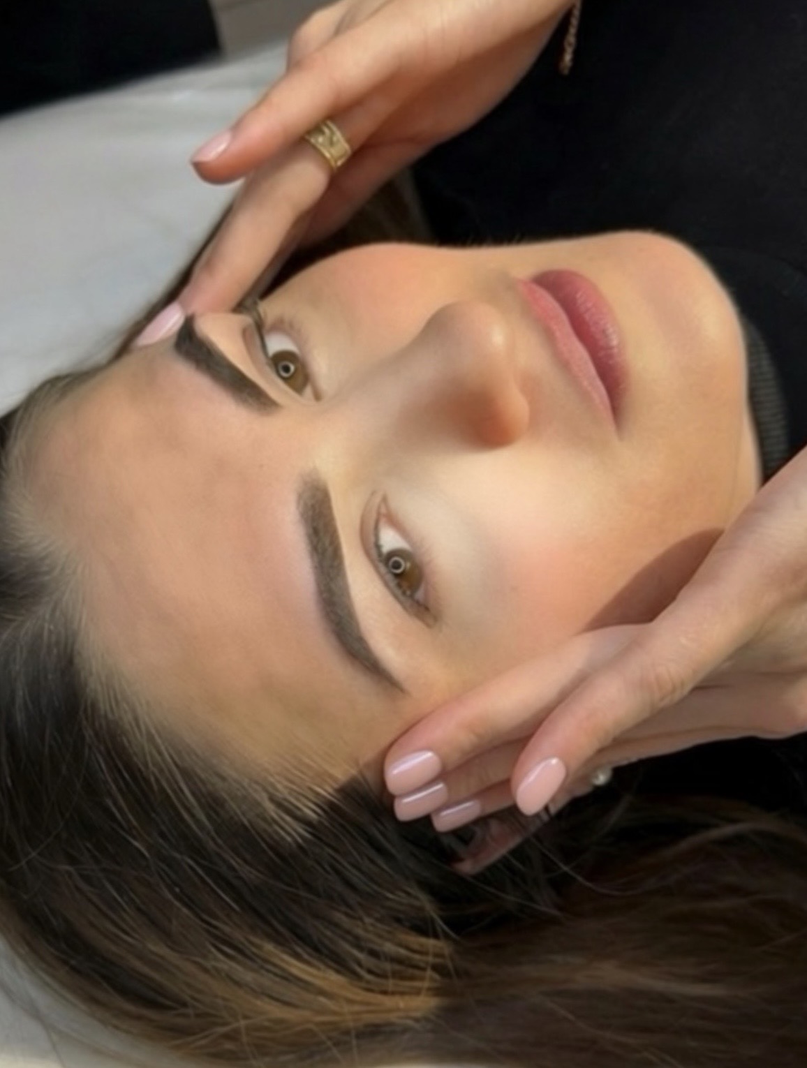 Nachher-Ergebnis: Natürliche Augenbrauen nach Permanent Make-up im Natural Brow Studio Hamburg-Volksdorf